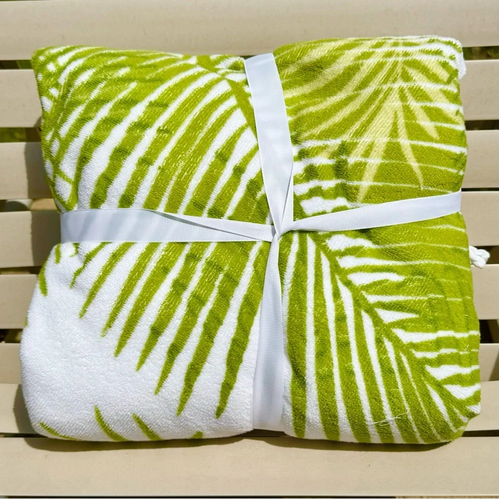 NWT Two’s Company Peaceful Palm Round Towel